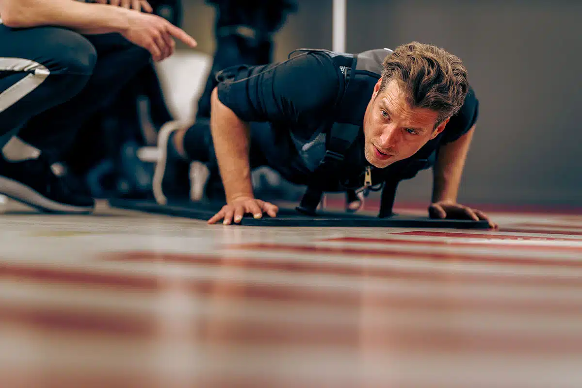 تحریک الکتریکی ورزشی (EMS) در حال اجرا توسط یک ورزشکار برای بهبود عملکرد عضلات